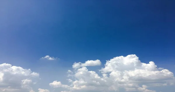 Mraky na modré obloze na pozadí. obloha mraky — Stock fotografie