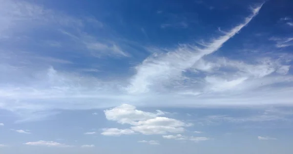 Lindas Nuvens Contra Fundo Azul Céu Céu Nublado Céu Azul — Fotografia de Stock