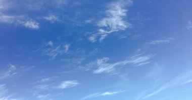 Bir mavi gökyüzü arka plan güzel bulutlar. Bulut gökyüzü. Mavi gökyüzü bulutlu hava, doğa bulut ile. Beyaz bulutlar, mavi gökyüzü ve güneş.