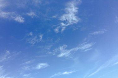 Bir mavi gökyüzü arka plan güzel bulutlar. Bulut gökyüzü. Mavi gökyüzü bulutlu hava, doğa bulut ile. Beyaz bulutlar, mavi gökyüzü ve güneş.