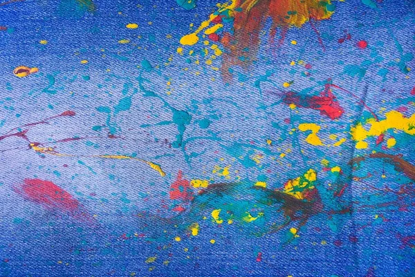 청바지 배경에 화려한 페인트의 텍스처 청바지의 파란색 배경에 페인트 — 스톡 사진