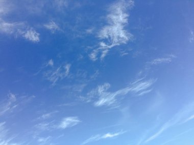 Bir mavi gökyüzü arka plan güzel bulutlar. Bulut gökyüzü. Mavi gökyüzü bulutlu hava, doğa bulut ile. Beyaz bulutlar, mavi gökyüzü ve güneş.