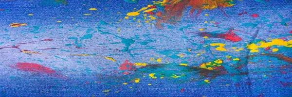 デニムやジーンズの背景にカラフルなペイントの質感 デニム ジーンズの青色の背景色塗りの滴 — ストック写真