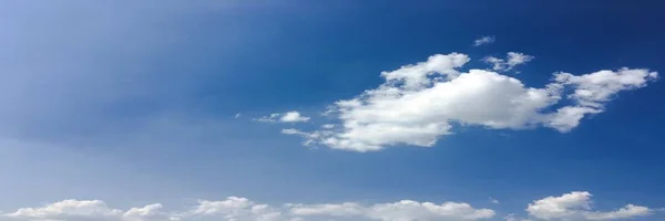 Prachtige Wolken Tegen Achtergrond Van Een Blauwe Hemel Wolk Lucht — Stockfoto