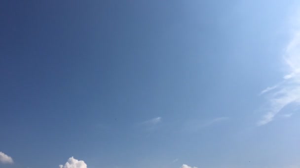 Vita Moln Försvinner Den Varma Solen Klarblå Himmel Loop Har — Stockvideo