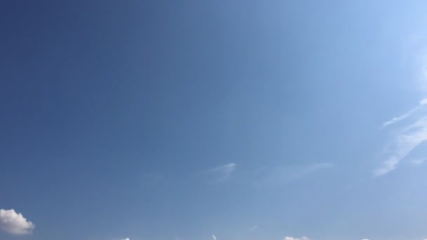 Vita Moln Försvinner Den Varma Solen Klarblå Himmel Loop Har — Stockvideo