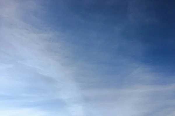 青い空を背景に美しい雲 空の雲 曇りの日 自然の雲と青い空 白い雲 青い空と太陽 — ストック写真