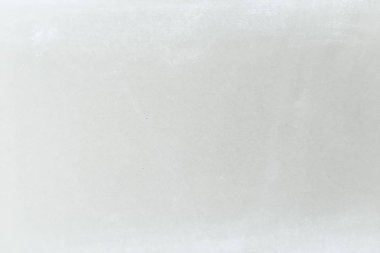 Gri ve siyah tonlarda fırça darbeleriyle beyaz desenli soyut arkaplan.