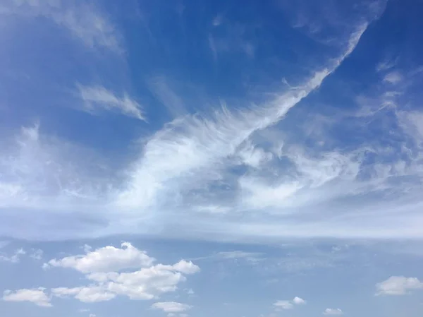 Prachtige Wolken Tegen Achtergrond Van Een Blauwe Hemel Wolk Lucht — Stockfoto