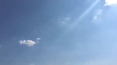 Güzel mavi gökyüzü, arka planda bulutlu bulutlu bulutlu hava bulutlu mavi gökyüzü, bulutlu ve güneşli..