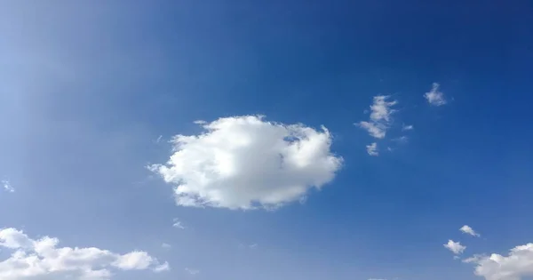 青い空を背景に美しい雲 Cloudscape 曇りの日 自然の雲と青い空 白い雲 青い空と太陽 — ストック写真