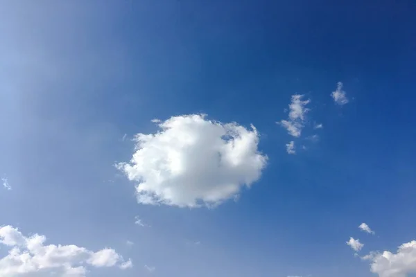 Schöne Wolken Vor Blauem Himmel Wolkenhimmel Blauer Himmel Mit Bewölktem — Stockfoto