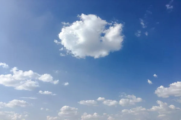 美丽的云彩对蓝天背景 Cloudscape 的天空 蓝天多云天气 自然云 蓝天和太阳 — 图库照片