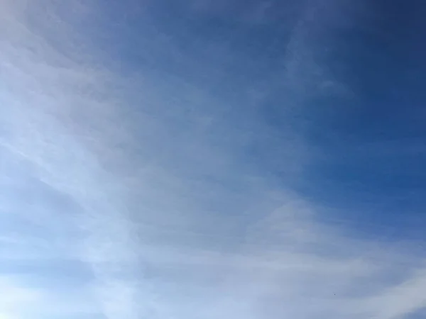 Lindas Nuvens Contra Fundo Azul Céu Céu Nebuloso Céu Azul — Fotografia de Stock