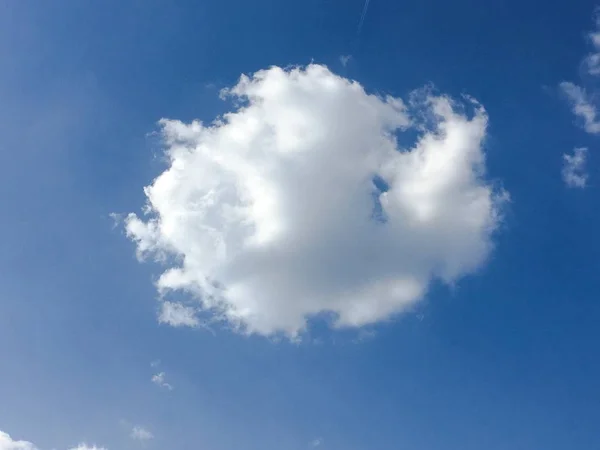 Schöne Wolken Vor Blauem Himmel Wolkenhimmel Blauer Himmel Mit Bewölktem — Stockfoto