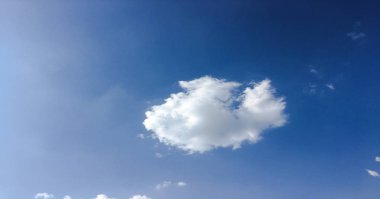 Bir mavi gökyüzü arka plan güzel bulutlar. Bulut gökyüzü. Mavi gökyüzü bulutlu hava, doğa bulut ile. Beyaz bulutlar, mavi gökyüzü ve güneş