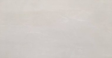 Beyaz boyalı yıkanmış fırça darbeleriyle arka plan gri ve siyah tonlarında dokulu. Doku beyaz renk üç boyutlu bir çizimdir. Kartpostal düğün için retro tarzı için arka plan.