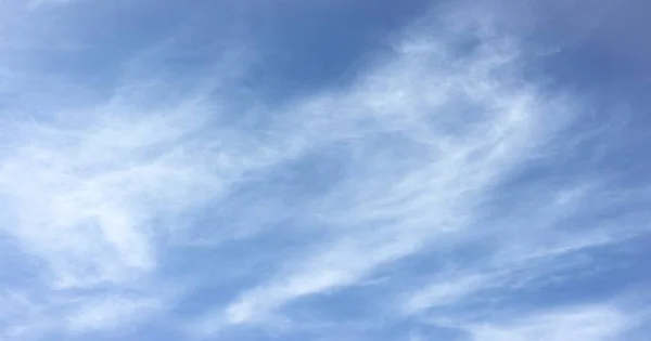 Nuages sur fond de ciel bleu. nuages ciel — Photo