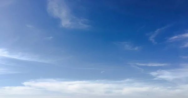 Хмари на фоні блакитного неба. хмари небо — стокове фото