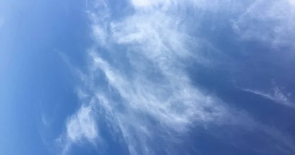 青い空を背景に雲。雲空 — ストック写真