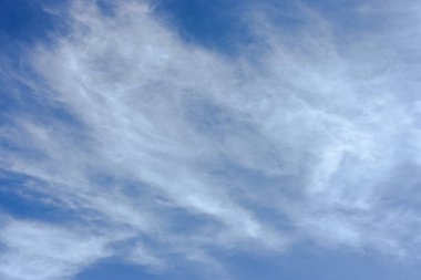 Bir mavi gökyüzü arka plan güzel bulutlar. Bulut gökyüzü. Mavi gökyüzü bulutlu hava, doğa bulut ile. Beyaz bulutlar, mavi gökyüzü ve güneş