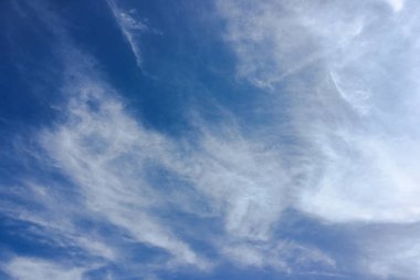 Bir mavi gökyüzü arka plan güzel bulutlar. Bulut gökyüzü. Mavi gökyüzü bulutlu hava, doğa bulut ile. Beyaz bulutlar, mavi gökyüzü ve güneş