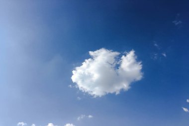 Bir mavi gökyüzü arka plan güzel bulutlar. Bulut gökyüzü. Mavi gökyüzü bulutlu hava, doğa bulut ile. Beyaz bulutlar, mavi gökyüzü ve güneş