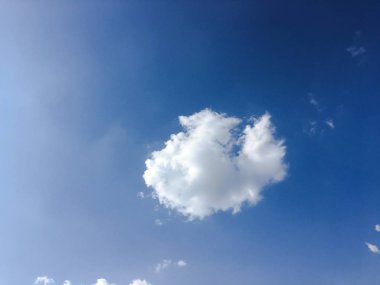 Bir mavi gökyüzü arka plan güzel bulutlar. Bulut gökyüzü. Mavi gökyüzü bulutlu hava, doğa bulut ile. Beyaz bulutlar, mavi gökyüzü ve güneş