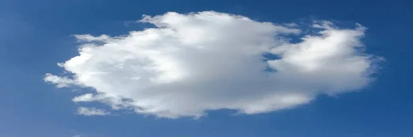 Piękne Chmury Tle Błękitnego Nieba Cloudscape Niebo Błękitne Niebo Pochmurna — Zdjęcie stockowe