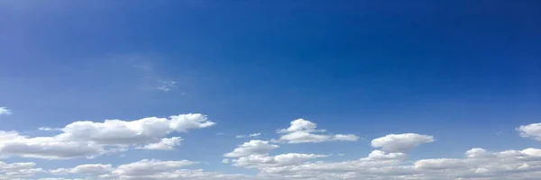 Lindas Nuvens Contra Fundo Azul Céu Céu Nebuloso Céu Azul — Fotografia de Stock