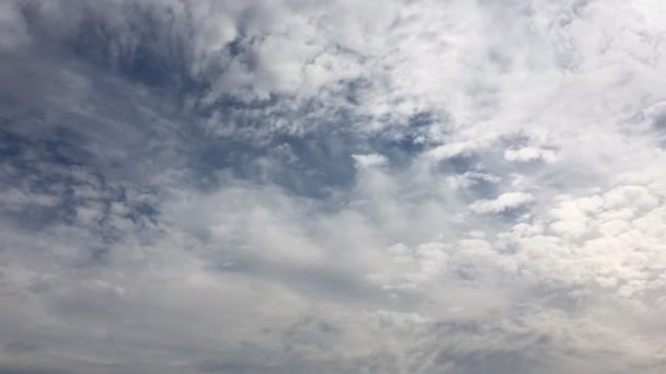 曇り空 白い雲は 青い空に熱い太陽の下で消えます コマ撮り動雲青い空の背景 青い空白い雲と太陽に — ストック動画