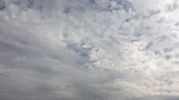 曇り空 白い雲は 青い空に熱い太陽の下で消えます コマ撮り動雲青い空の背景 青い空白い雲と太陽に — ストック動画