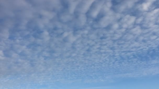 Bewölkten Himmel Weiße Wolken Verschwinden Der Heißen Sonne Blauen Himmel — Stockvideo