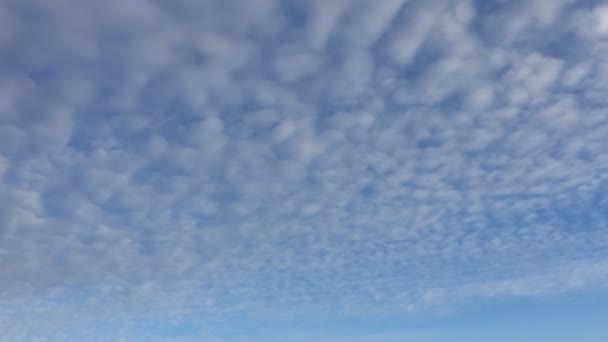 Облачное Небо Белые Облака Исчезают Жарком Солнце Голубом Небе Временные — стоковое видео