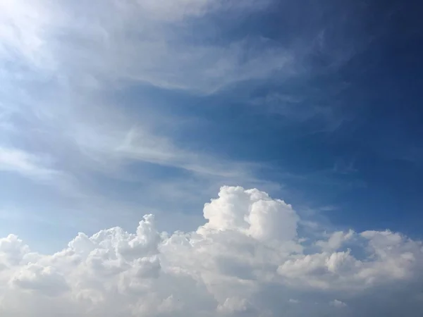 Prachtige Wolken Tegen Achtergrond Van Een Blauwe Hemel Wolk Lucht — Stockfoto