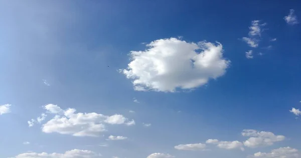 青い空を背景に雲 — ストック写真