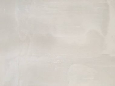 Beyaz boyalı yıkanmış fırça darbeleriyle arka plan gri ve siyah tonlarında dokulu. Beyaz sıvalı duvar