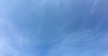 Bir mavi gökyüzü arka plan güzellik bulutu. Bulutlar gökyüzü. Mavi gökyüzü bulutlu hava, doğa bulut ile. Beyaz bulutlar, mavi gökyüzü ve güneş