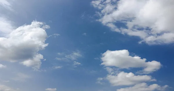 Bir Mavi Gökyüzü Arka Plan Güzellik Bulutu Bulutlar Gökyüzü Mavi — Stok fotoğraf