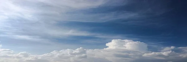青い空を背景に雲 — ストック写真