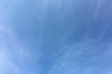 Bir mavi gökyüzü arka plan güzellik bulutu. Bulutlar gökyüzü. Mavi gökyüzü bulutlu hava, doğa bulut ile. Beyaz bulutlar, mavi gökyüzü ve güneş