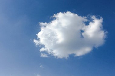 Bir mavi gökyüzü arka plan güzellik bulutu. Bulutlar gökyüzü. Mavi gökyüzü bulutlu hava, doğa bulut ile. Beyaz bulutlar, mavi gökyüzü ve güneş