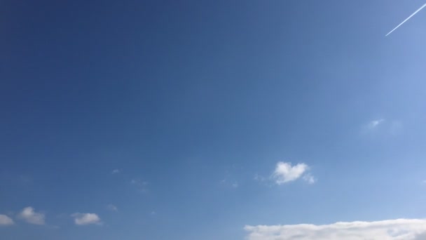 多云的天空 白云在蓝天上的烈日下消失了 时间推移运动云蓝天背景 蓝天白云与阳光 — 图库视频影像