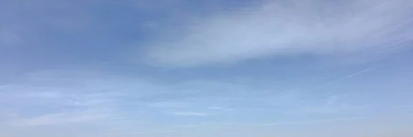 青い空を背景に美雲 曇りの日 自然の雲と青い空 白い雲 青い空と太陽 — ストック写真