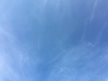 Bir mavi gökyüzü arka plan güzellik bulutu. Bulutlar gökyüzü. Mavi gökyüzü bulutlu hava, doğa bulut ile. Beyaz bulutlar, mavi gökyüzü ve güneş