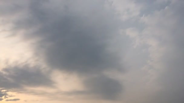 Nuage de beauté sur fond de ciel bleu. Des nuages de ciel. Ciel bleu avec ciel nuageux, nuage de nature. Nuages blancs, ciel bleu et soleil .