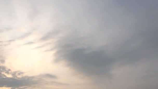 青い空を背景に美雲 Slouds 曇りの日 自然の雲と青い空 白い雲 青い空と太陽 — ストック動画