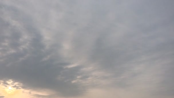 Nuage de beauté sur fond de ciel bleu. Des nuages de ciel. Ciel bleu avec ciel nuageux, nuage de nature. Nuages blancs, ciel bleu et soleil .