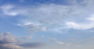 Bir mavi gökyüzü arka plan güzellik bulutu. Gökyüzü slouds. Mavi gökyüzü bulutlu hava, doğa bulut ile. Beyaz bulutlar, mavi gökyüzü ve güneş