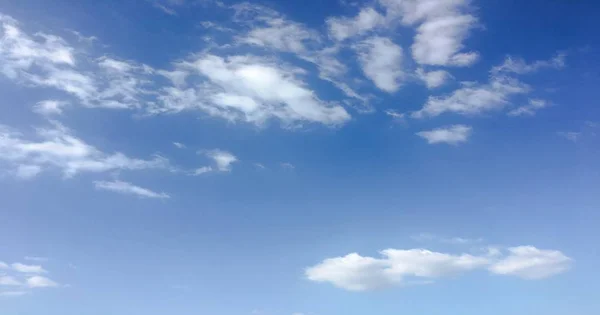 Nuvem Beleza Contra Fundo Azul Céu Céu Desce Céu Azul — Fotografia de Stock